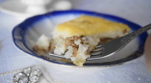 Расплющенный торт из риса с мясной начинкой