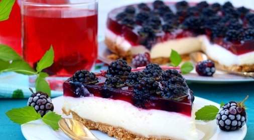 Торт без выпечки с ежевикой в желе и сливками