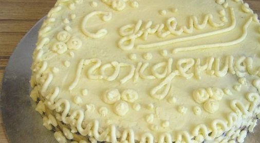 Торт из шоколадного бисквита с бананами и масляным кремом