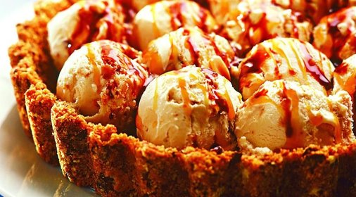 Открытый торт с ореховым мороженым