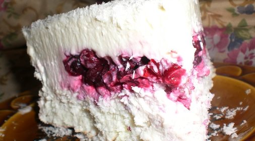 Творожно-кокосовый торт с брусникой