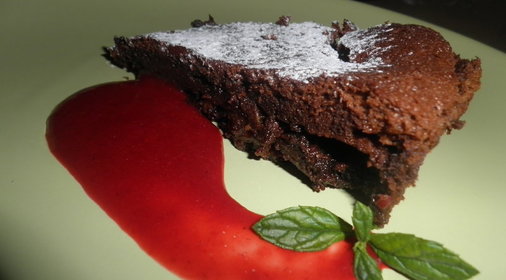 Шоколадный торт с батончиками Марс без муки и с малиновым соусом