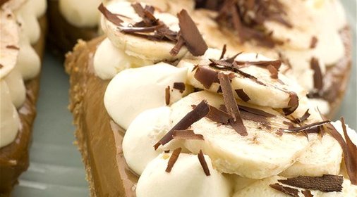 Бананово-шоколадный торт со взбитыми сливками