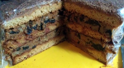 Медовый торт с черносливом и грецкими орехами