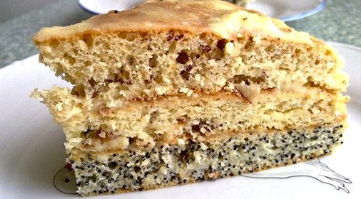 Трехслойный торт с орехами, изюмом и маком