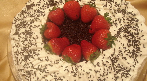 очень шоколадный торт с клубникой и сливками МЕЧТА