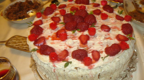 Торт бисквитно-клубничный