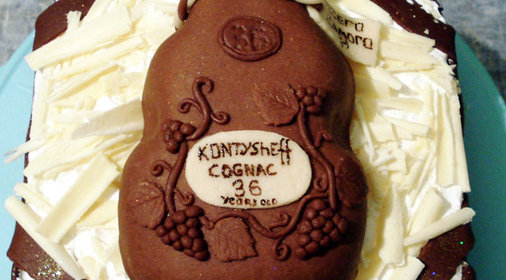 Торт на шоколадном бисквите со сливочным кремом и апельсинами