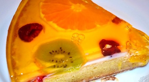 Бисквитный торт с желе и фруктами