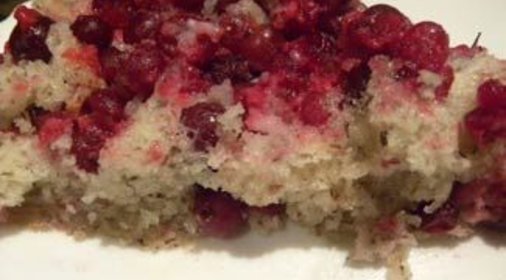 Воздушный торт с клюквой