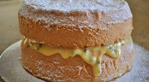 Бисквитный торт с творожной начинкой