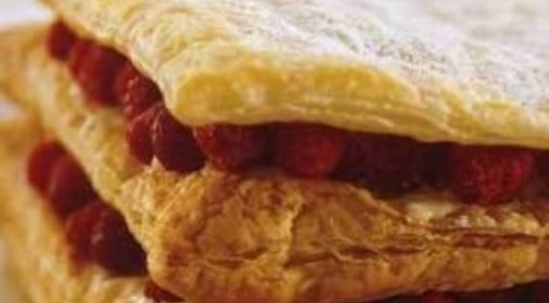 Торт с творожным кремом и малиной