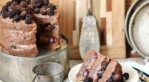 Шоколадный торт с ежевикой