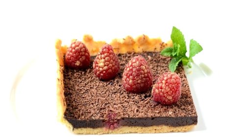 Шоколадный пирог с малиной