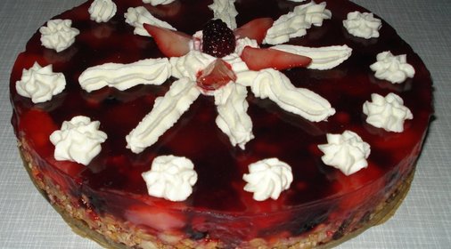 Ягодный торт на корже из мюсли