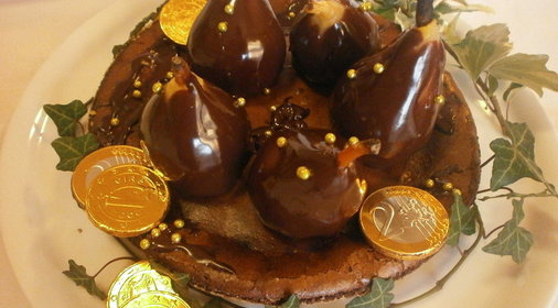 Мягкий шоколадный торт без муки с грушами