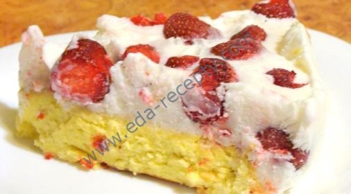 Легкий клубничный бисквитный торт-мороженое