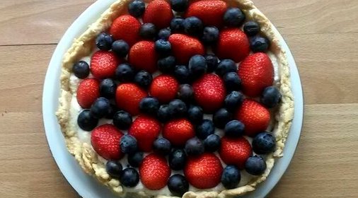 Торт с ягодами и сливочным кремом