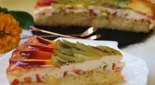 Бисквитный торт с нектаринами и киви с творожным кремом с цукатами