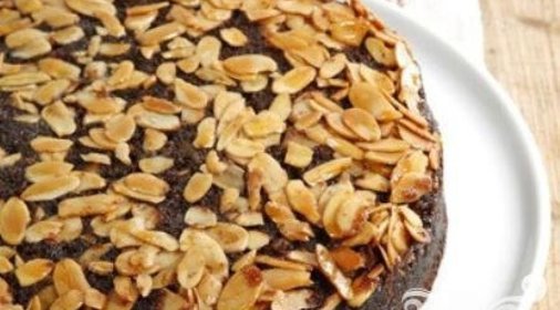 Шоколадный пирог с миндалем