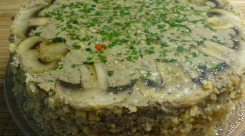 Торт-паштет из телячьей печени с шампиньонами и грецкими орехами