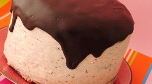 Шоколадный торт с меренговым клубничным кремом и шоколадной глазурью