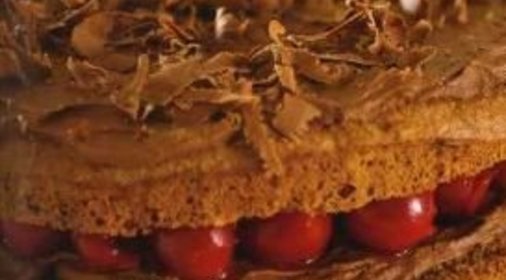 Шоколадный торт с вишней