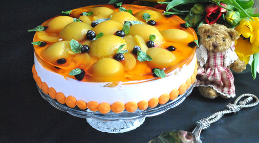 Бисквитный торт с творожным муссом и персиками