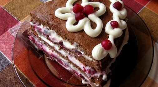 Шоколадный торт с клюквой
