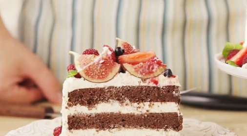 Шоколадный торт с кремом маскарпоне и свежими ягодами