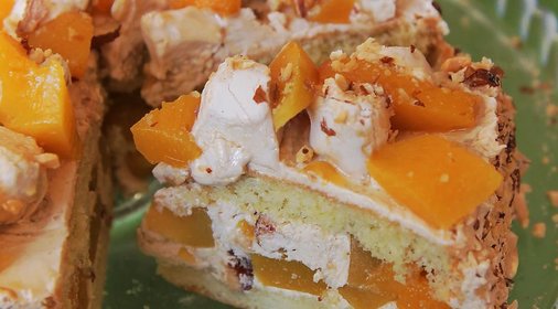 Бисквитный торт с персиками, миндалем и кремом из зефира