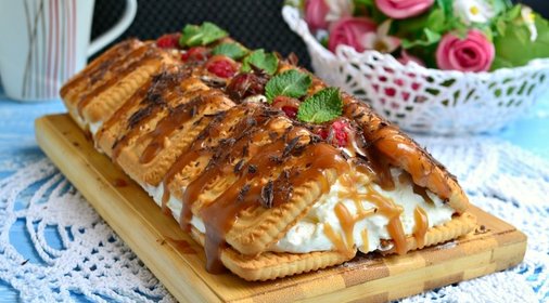 Торт из печенья и творога с малиной (без выпечки)