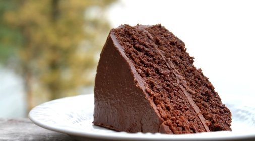 Шоколадный торт с пахтой и сахарной глазурью