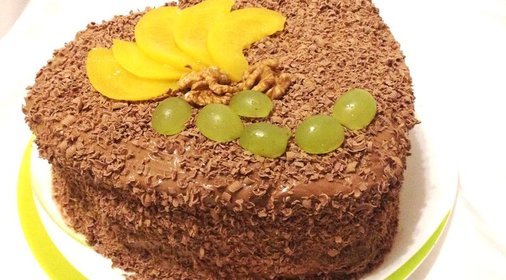 Бисквитный торт с шоколадным кремом и посыпкой