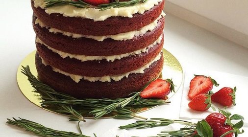 Влажный бисквитный торт с ванильным крем-чизом