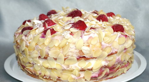 Малиново-персиковый бисквитный торт на белках