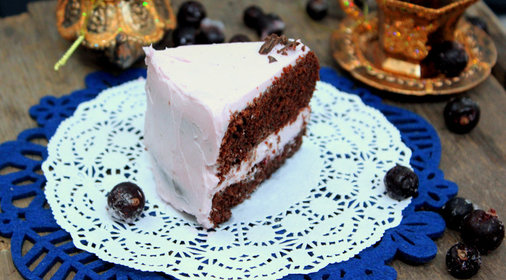 Шоколадный торт с творожно-смородиновым кремом