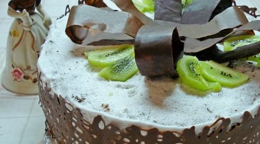 Торт с творожным кремом и киви, с шоколадным «бантом»