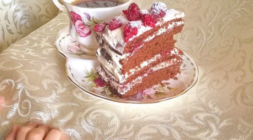 Шоколадный торт с малиной и сливочным кремом