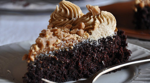 Шоколадный торт с орехами