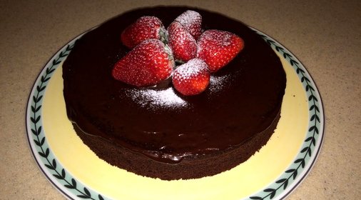 Шоколадный торт с клубникой