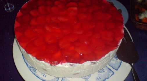 Торт из профитролей и клубники