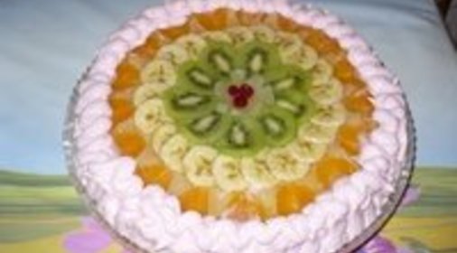 Тортик с фруктами в желе и взбитыми сливками