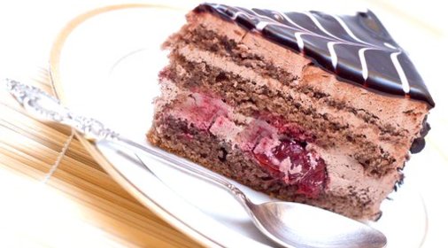 Шоколадный торт с вишней