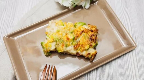 Торт из цуккини с беконом и сыром Пармезан