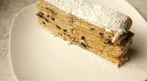 Торт без выпечки, с творогом и черносливом
