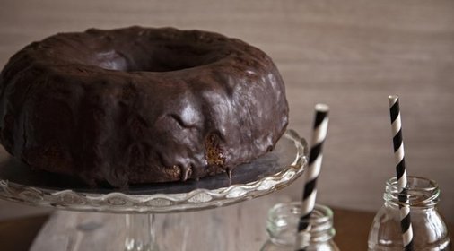 Шоколадный торт в глазури