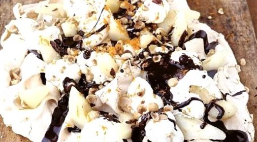 Торт безе с грушами, сливками, лесными орехами и шоколадным соусом