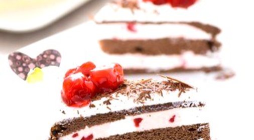 Шоколадный торт с домашним сыром и вишней