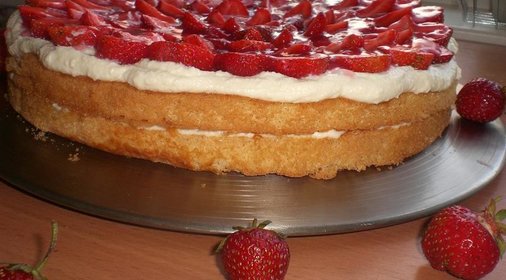 на скорую руку торт с фруктами или ягодами